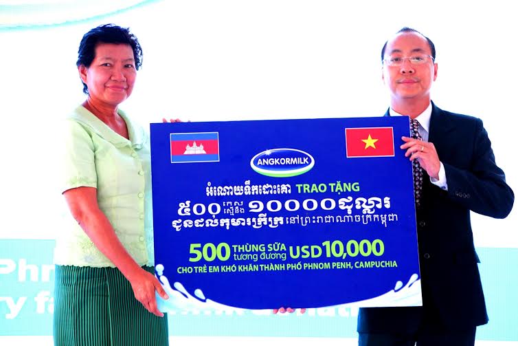 Vinamilk[-]khánh[-]thành[-]nhà[-]máy[-]sữa[-]đầu[-]tiên[-]và[-]duy[-]nhất[-]tại[-]Campuchia[-]